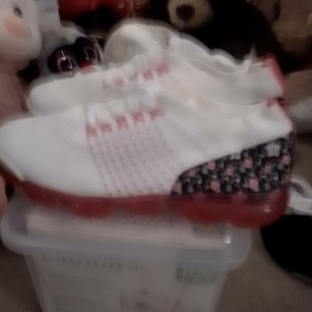 Women's tennis shoes
